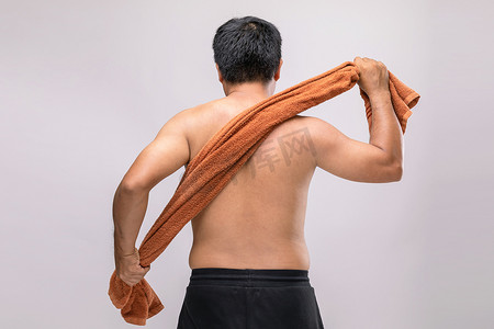 在淋雨后,用毛巾把人的身体擦干.用湿毛巾可以是皮炎对身体的概念。工作室拍摄