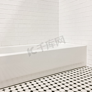 新浴室配有瓷砖墙和地板