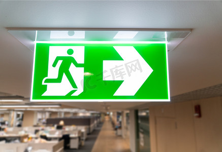 绿色消防逃生标志挂在办公室的天花板上.