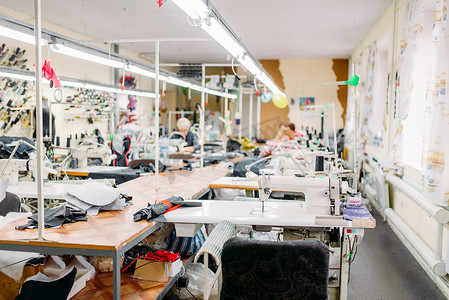 车间生产摄影照片_车间生产服装, 缝纫机在面料。缝纫行业, 专业剪裁设备