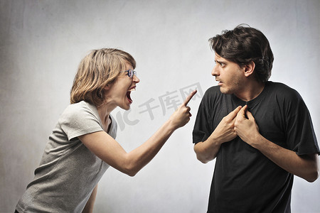 愤怒的女人用手指指她的丈夫反对