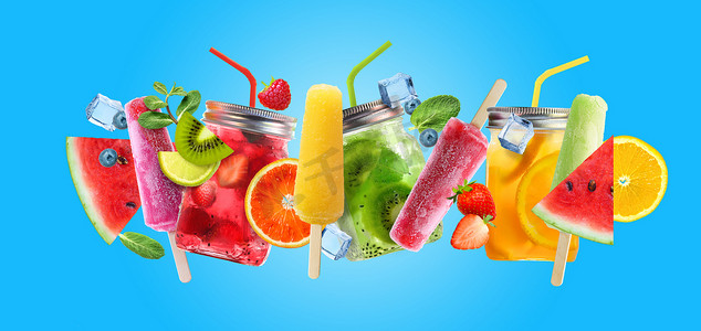 明亮的夏季鸡尾酒饮料、冰棍和蓝色背景的水果.