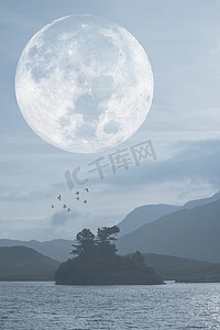 朦胧的风景在寂静的湖与山脉和大超级月亮背景, 这张图片的元素由 Nasa 装备了