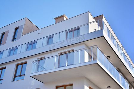 具有现代建筑细节的多层新现代公寓楼. 