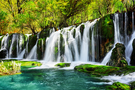 绿色水晶摄影照片_壮观的瀑布和水晶般清澈蔚蓝湖