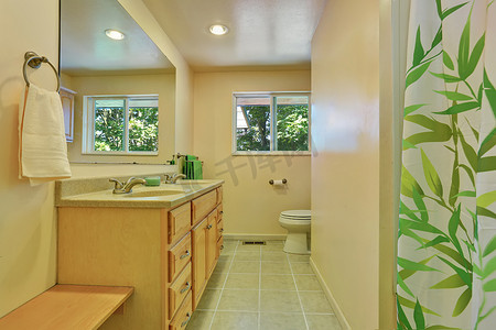 虚荣摄影照片_明亮的浴室与虚荣内阁和瓷砖地板 