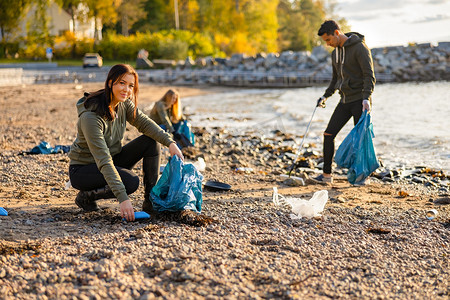 3.年轻女子在海滩捡垃圾
