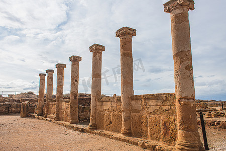 特修斯古宫的柱子和城墙  