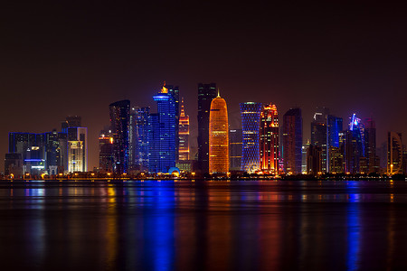 闪烁渐透摄影照片_在黑暗的天空中，卡塔尔，中东，多哈的夜空闪烁着光芒