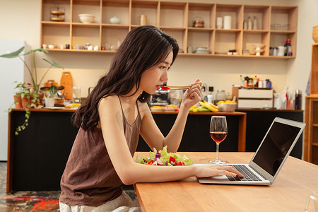 营养膳食餐摄影照片_青年女人居家办公