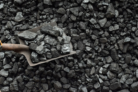 煤矿井下铲和煤在背景中