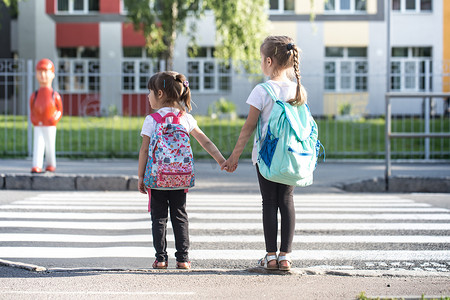 学校楼摄影照片_回到学校教育概念与女孩,小学