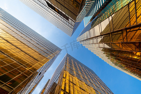 金色城市背景摄影照片_金色的建筑现代办公摩天大楼的窗户玻璃
