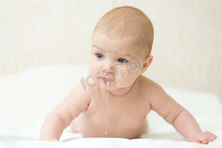 肚子控制摄影照片_可爱的宝宝提出了头部和胸部，吃完后打嗝