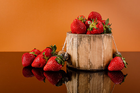 草莓在木桶里。它可以用于广告产品。不同的背景色