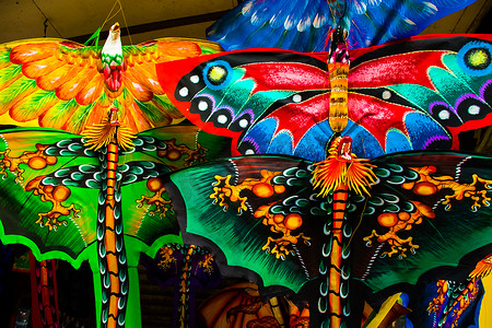 美丽的手制作五颜六色的风筝, 巴厘岛, 印度尼西亚
