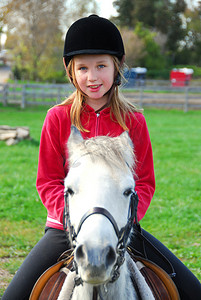 白色的小马摄影照片_年轻的姑娘骑着白色的小马在农村
