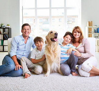 地毯摄影照片_有狗的快乐家庭