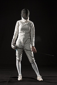 击剑面罩摄影照片_女人穿着白色的击剑服装在黑色的肖像