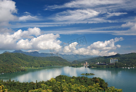 在台湾著名的太阳月亮湖