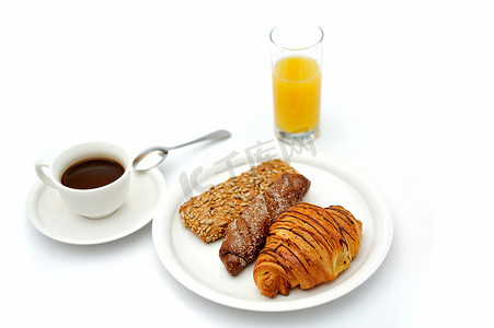 一杯黑咖啡，早餐面包和一杯橙汁