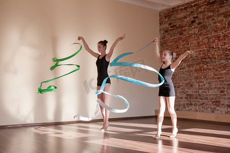 年轻的芭蕾舞演员在运动。艺术体操
