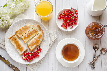 健康早餐与土司, 果酱, 新鲜橙汁和红醋栗, 一杯咖啡在白色桌上
