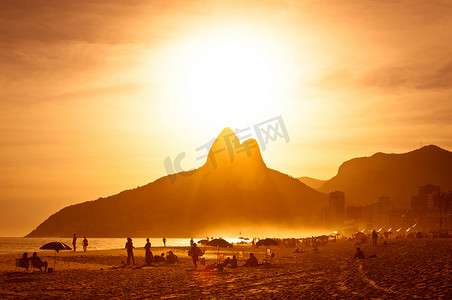 依帕内玛海滩摄影照片_依帕内玛海滩上温暖日落