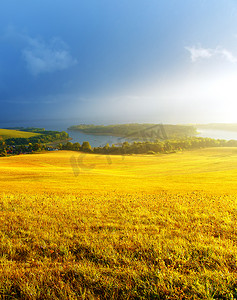 美丽的风景,绿色和黄色的草地和湖水,背景是高山.斯洛伐克、中欧.