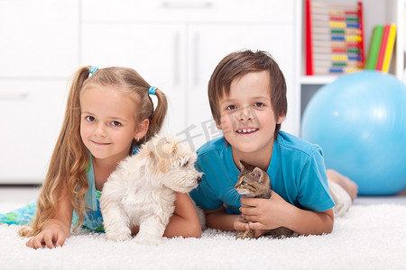 快乐的孩子与他们的宠物-一只狗和一只小猫