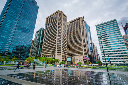 Fountains at Dilworth Park and modern building in the Center Cit