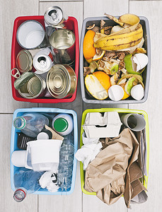 四个分类摄影照片_用来分类垃圾的四个不同的容器。塑料、纸张、金属和有机废物