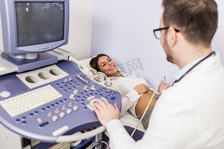 幸福年年成人女性病人经历腹部超声在诊所