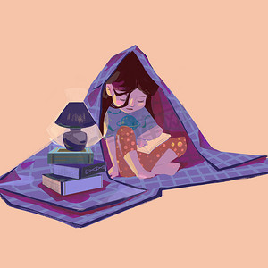  一个穿着睡衣的可爱小女孩在睡觉前看书，一个孩子躲在毛毯下，书里点亮了一盏小小的夜灯