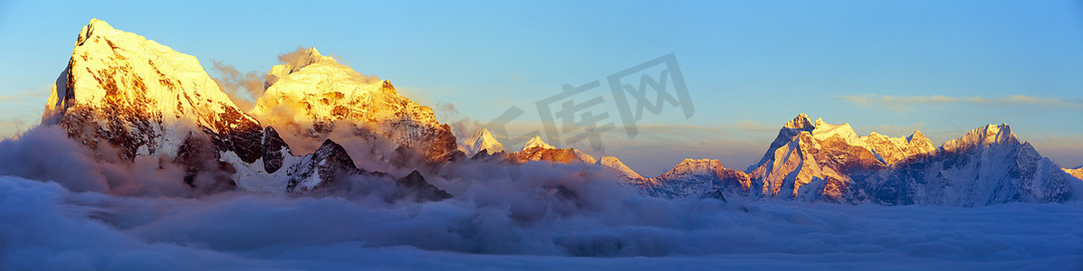 祭扫高峰摄影照片_晚上全景从 Gokyo Ri 到登上 Kangtega, Thamserku Arakam 谢, Cholatse 和 Tabuche 高峰跋涉到珠穆朗玛峰基地营地-尼泊尔喜马拉雅山