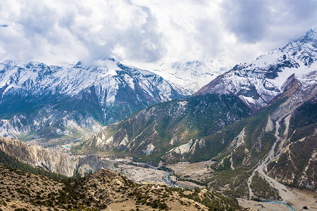 尼泊尔摄影照片_美丽的山风景与 Bagmati 河在喜马拉雅山在春天天, 尼泊尔.