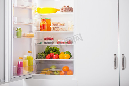  白色冰箱，配不同食物