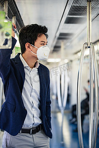 戴口罩的青年男子乘坐地铁