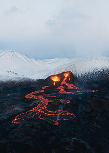 2021摄影照片_2021年冰岛火山爆发。Fagradalsfjall火山位于Grindavik和Reykjavik附近的Geldingadalir山谷。从火山口喷出的热熔岩和岩浆.