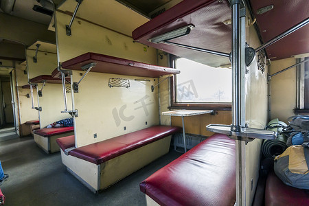 老式火车内部与睡汽车安全座椅