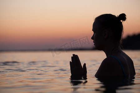 祈祷或冥想过程中水中的女人