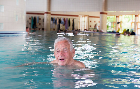 游泳池里的老人