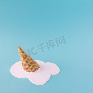 夏季背景简约摄影照片_锥体的溢出粉色冰淇淋