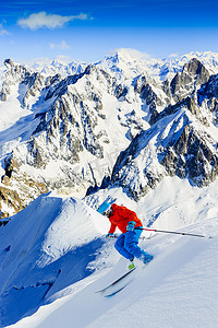 山峰的人摄影照片_在深雪滑雪的人