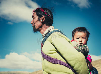 他的孩子在藏北草原的藏族农夫.