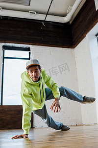 时尚而年轻的非洲裔美国男子在舞蹈室跳帽子霹雳 