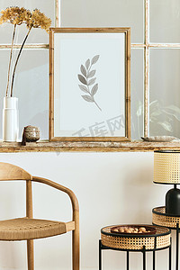 客厅内的现代构图，有设计椅、咖啡桌、陈窗、花瓶中的干花、褐色的模拟招贴画架、装饰和典雅的个人配饰。模板.