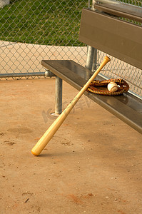 棒球棍和手套在独木舟