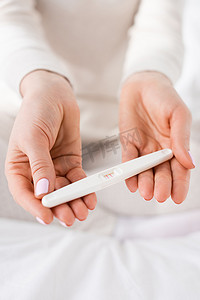妇女手里拿着孕期检查的剪影