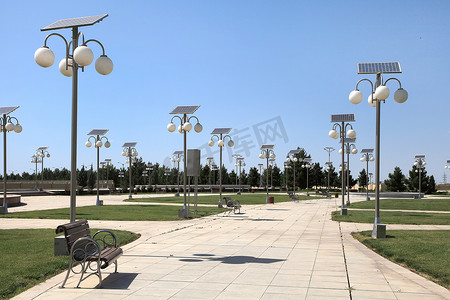 小巷里的公园与太阳能供电的灯笼